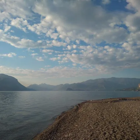 Como Lake Colorful Hébergement de vacances *